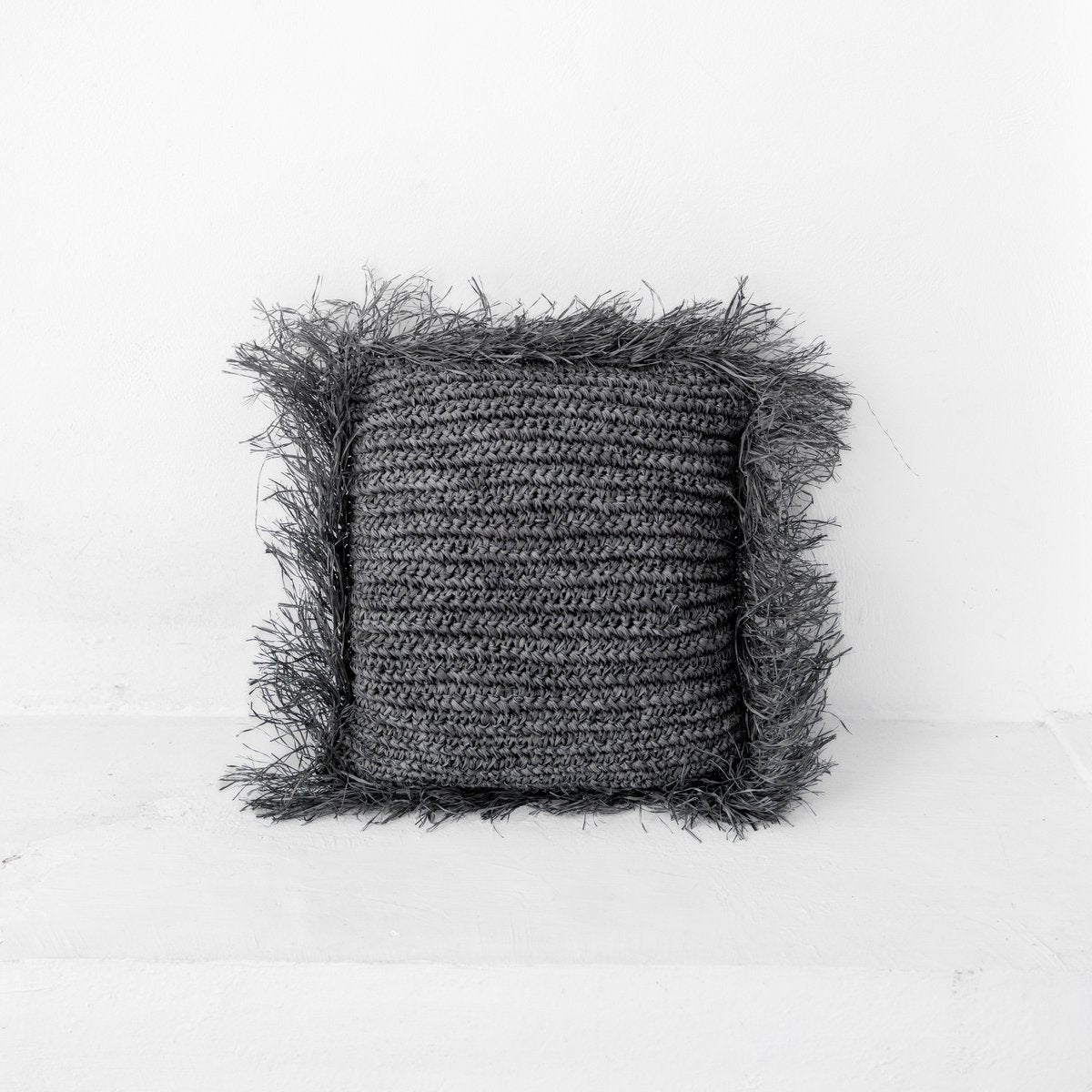 Schwarzes Raffia-Wurfkissen mit Füllung, dekoratives Kissen mit Fransen, GANDI aus Bast (2 Größen)