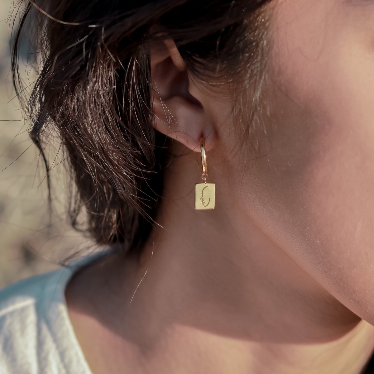 Ohrringe 18k vergoldet mit Anhänger - Creolen mit graviertem Gesicht verziert - Hängeohrringe aus 925er Silber vergoldet - KARTINI Gold