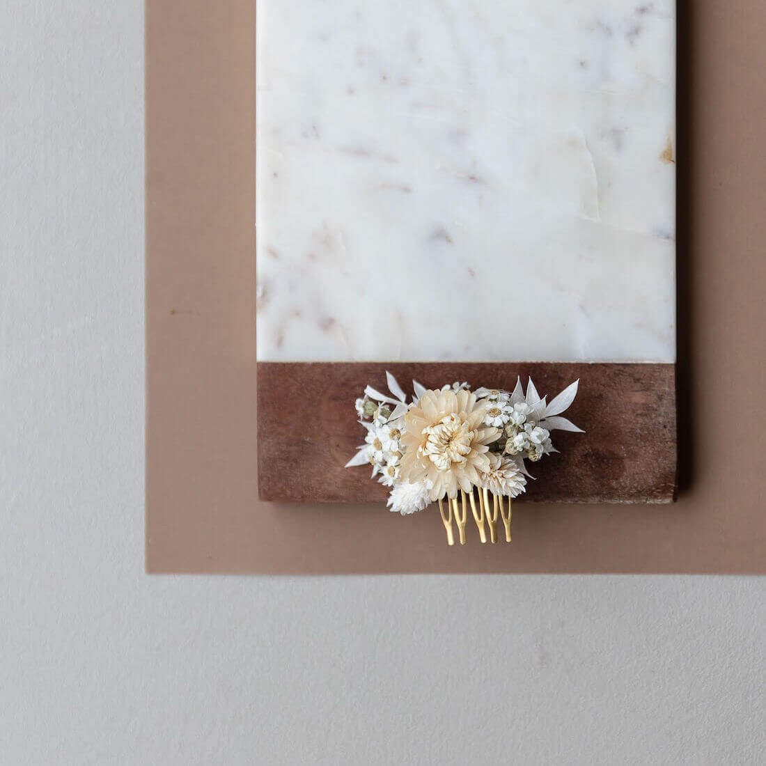 Haarkamm Trockenblumen mit weißen Gänseblümchen