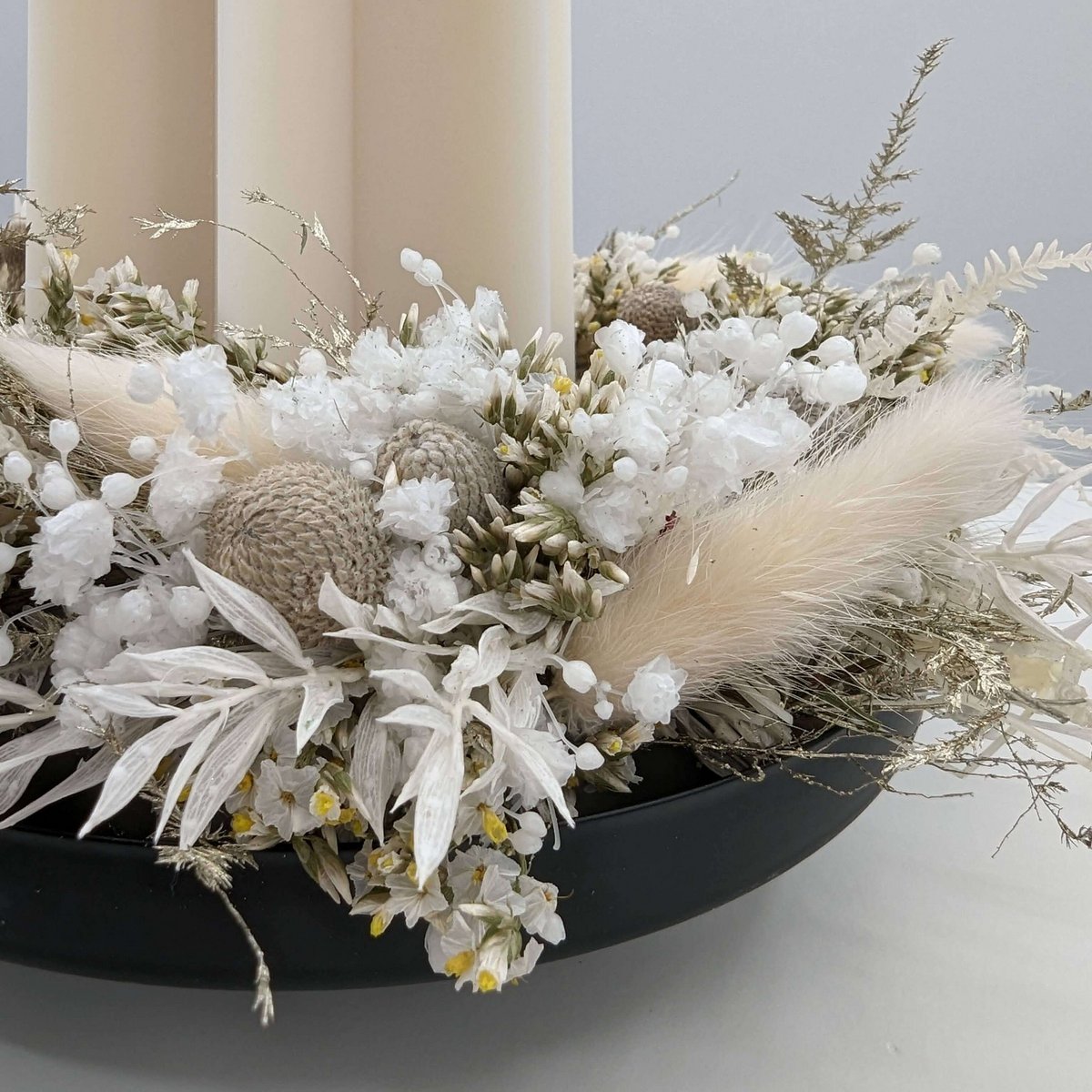Silberne Festlichkeit: Trockenblumen-Adventskranz in Weiß und Silber