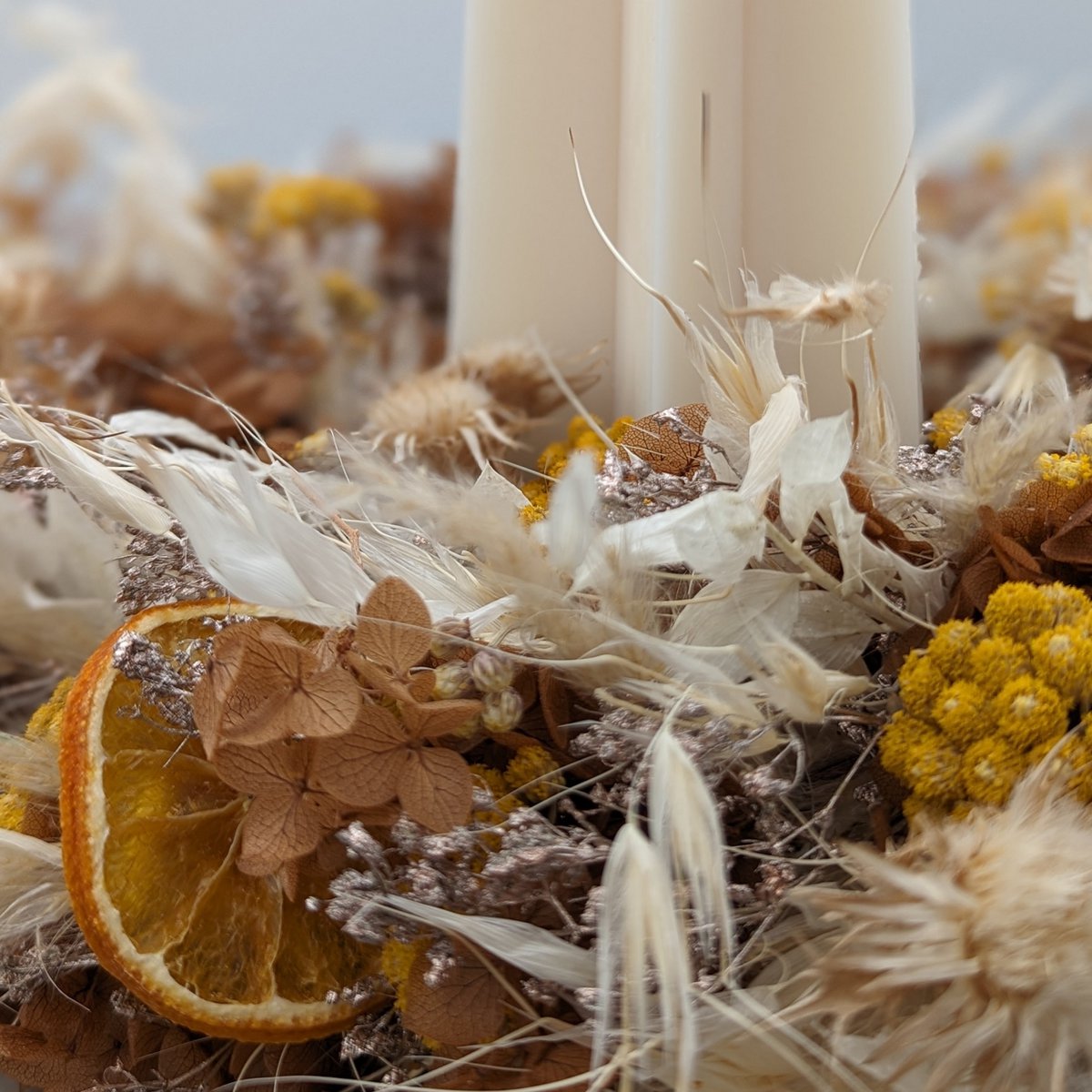 Warme Eleganz: Herbst-Adventskranz mit Hortensien in braun-orange