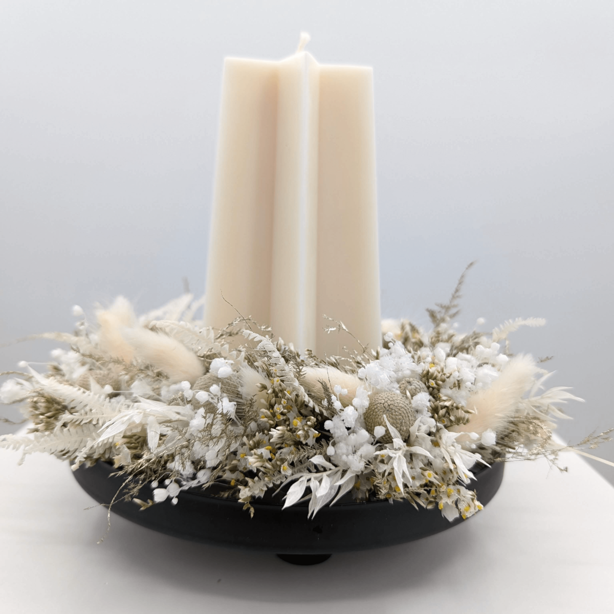 Silberne Festlichkeit: Trockenblumen-Adventskranz in Weiß und Silber