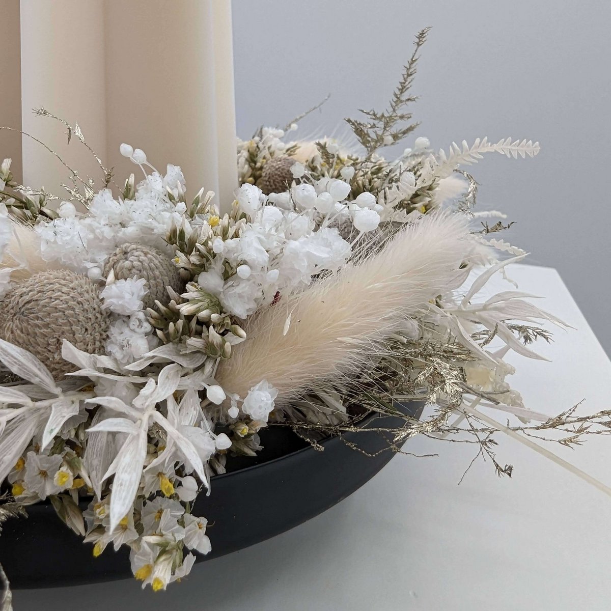 Silberne Festlichkeit: Trockenblumen-Adventskranz in Weiß und Silber