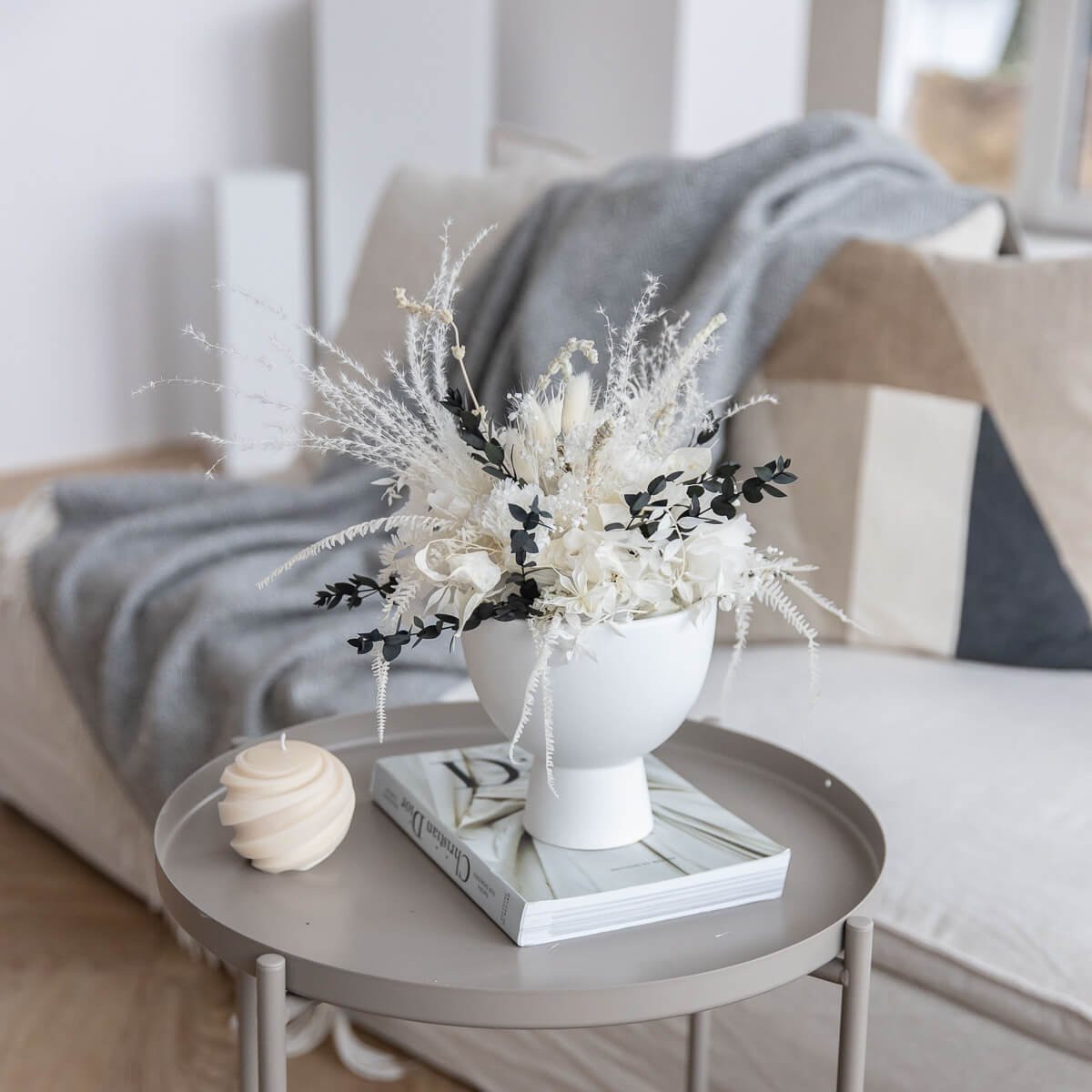 Edles Centerpiece: Tischdekoration mit Eukalyptus und wertvollen Trockenblumen
