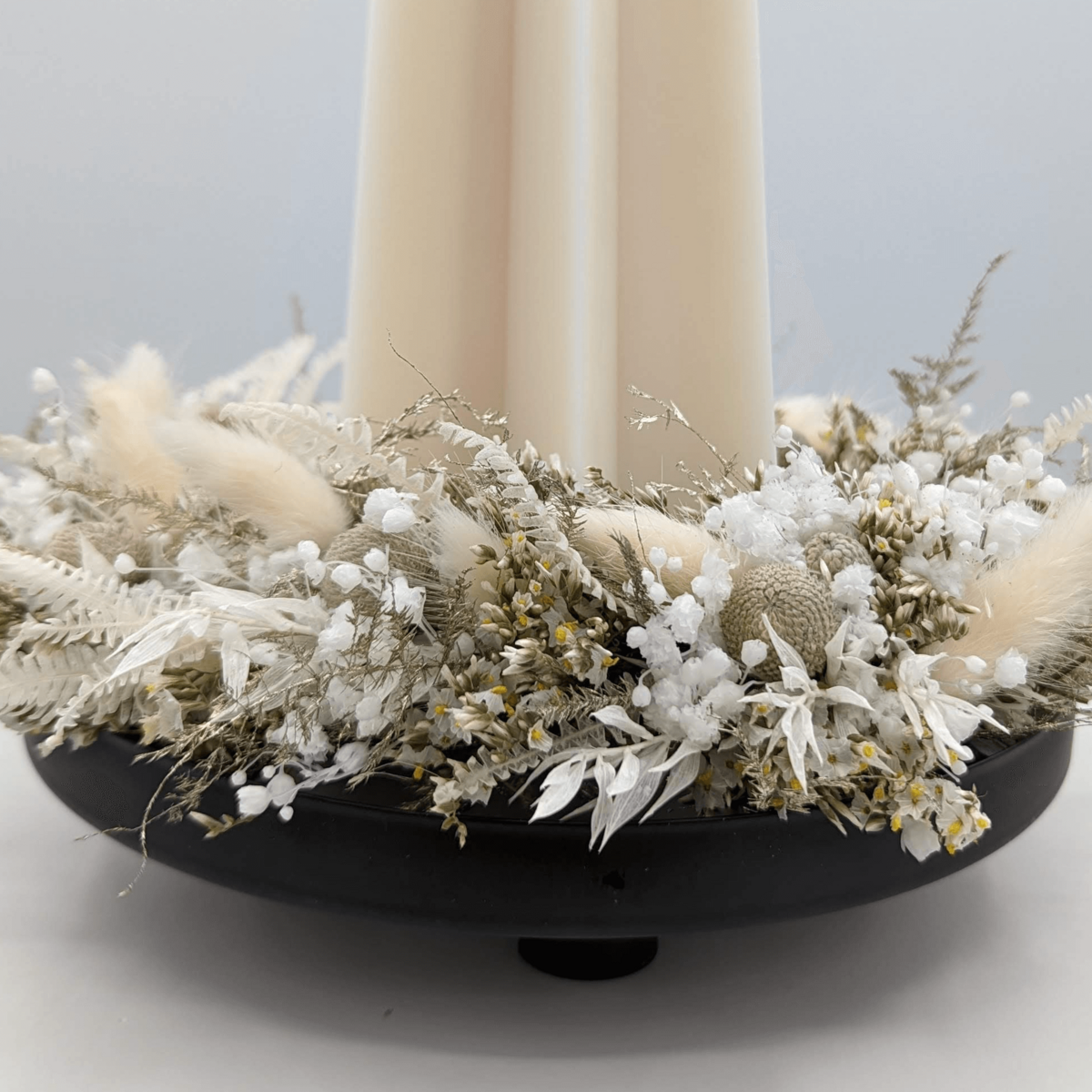 Silberne Festlichkeit: Trockenblumen-Adventskranz in Weiß und Silber